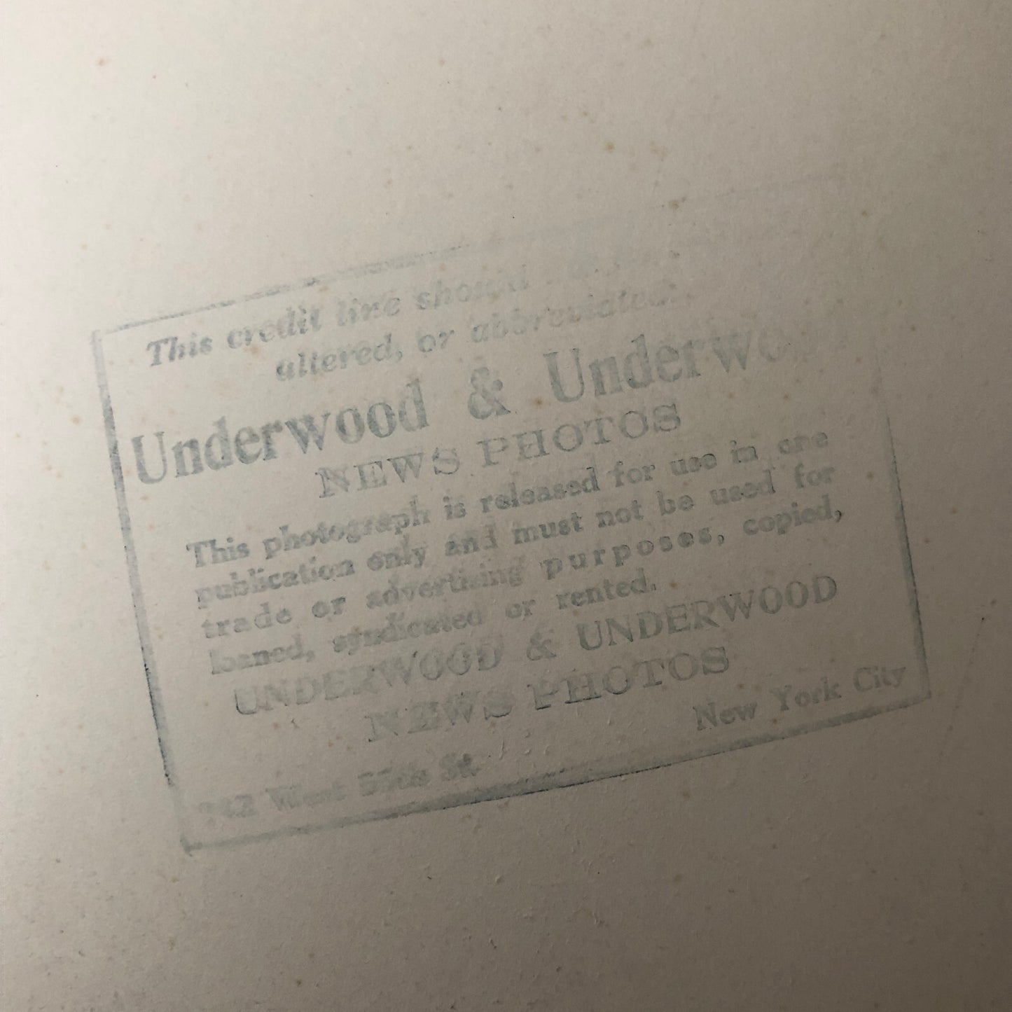 Press Photo Photograph Brewery Vat Tank with Workers Beer Underwood & Underwood