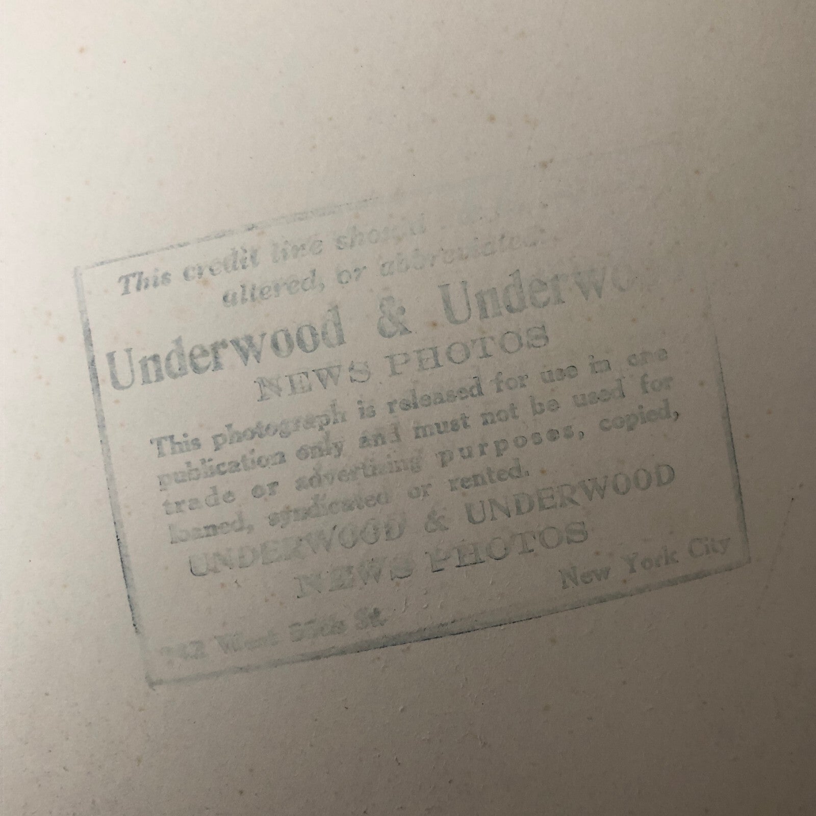 Press Photo Photograph Brewery Vat Tank with Workers Beer Underwood & Underwood