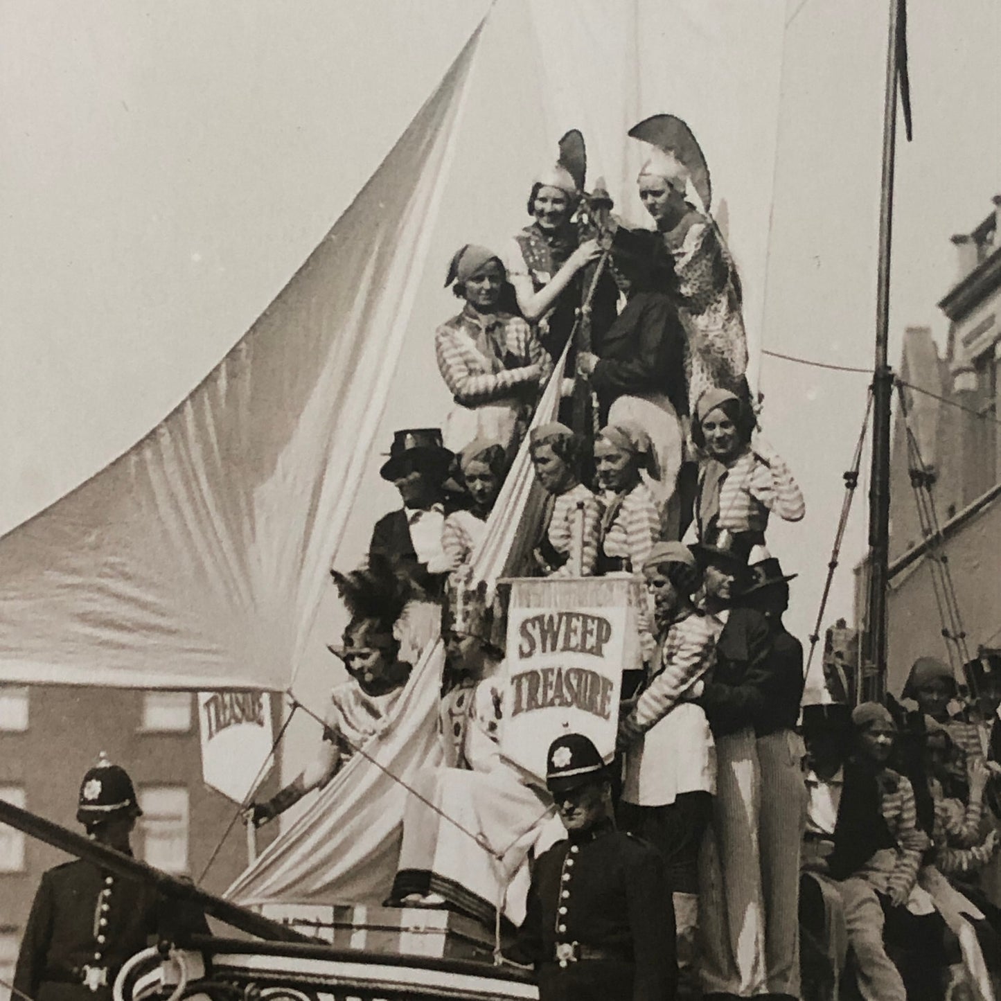 Vintage Press Photo Photograph Irish Sweepstakes Draw Parade Float 1934 London