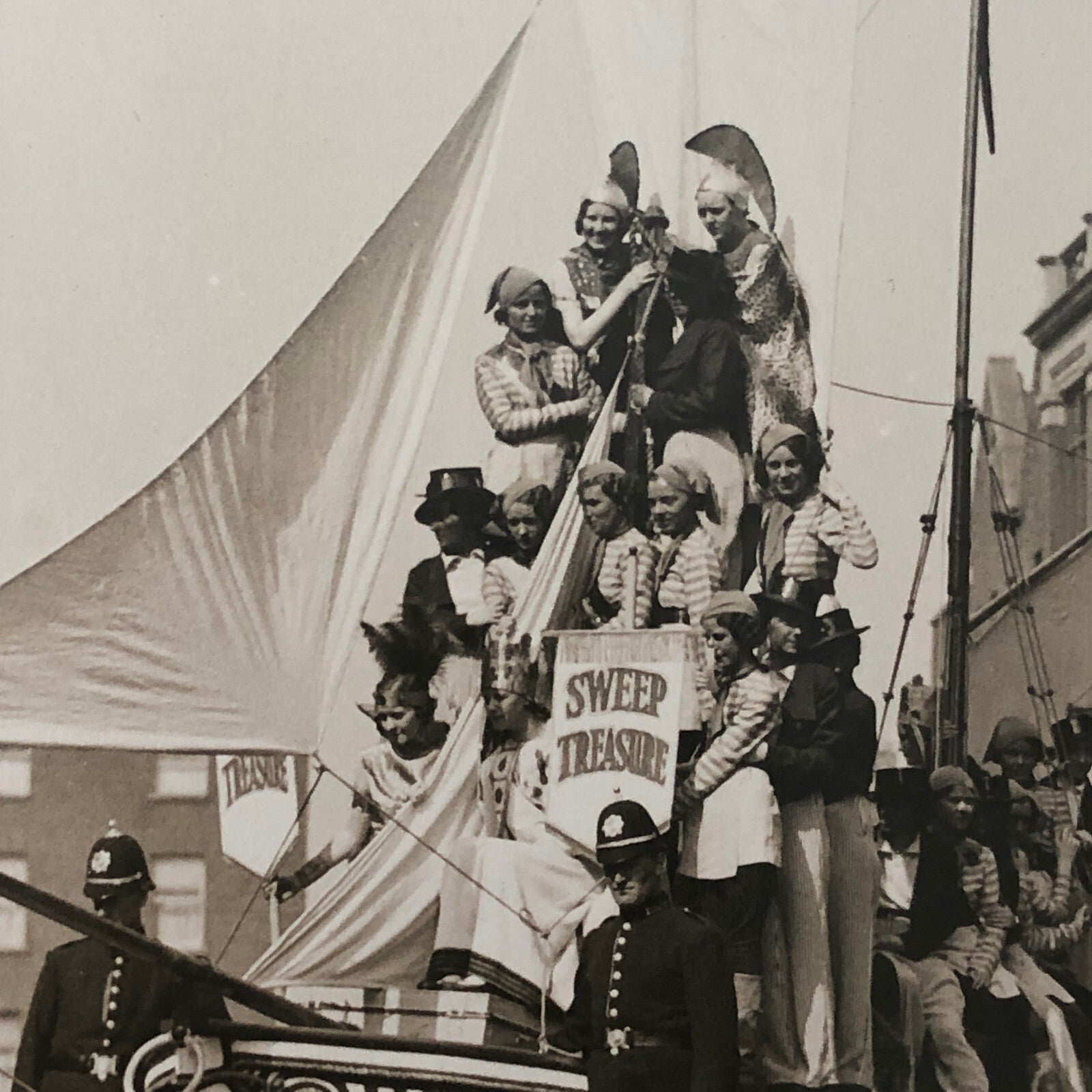 Vintage Press Photo Photograph Irish Sweepstakes Draw Parade Float 1934 London