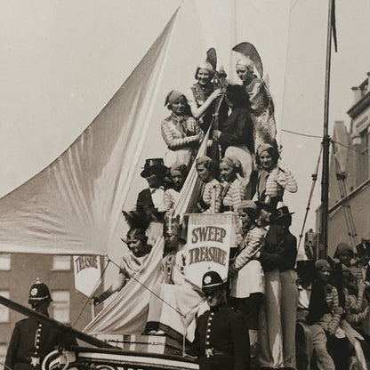 Vintage Press Photo Photograph Irish Sweepstakes Draw Parade Float 1934 London