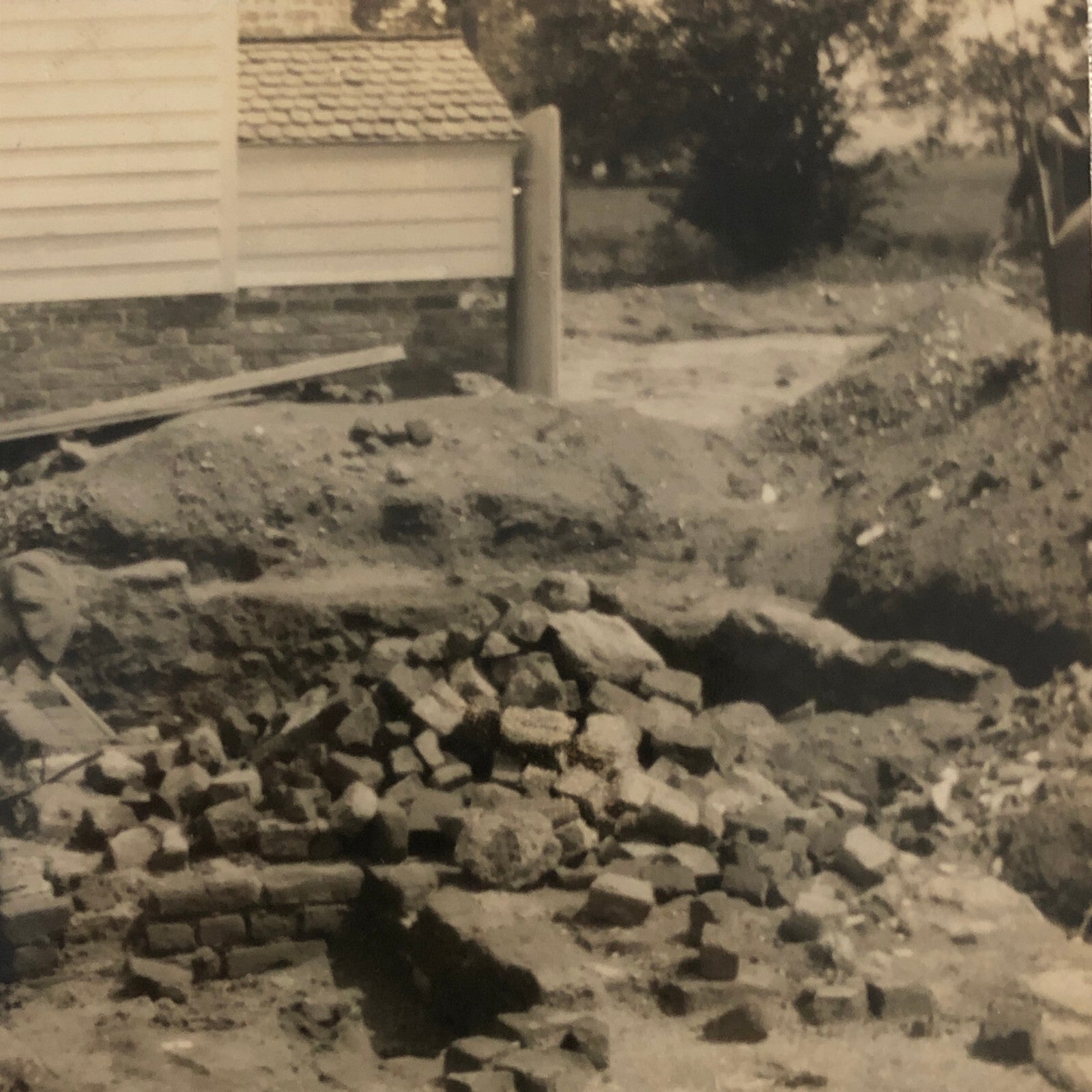 Press Photo Photograph Excavation of Yorktown Tavern Artifacts Virginia