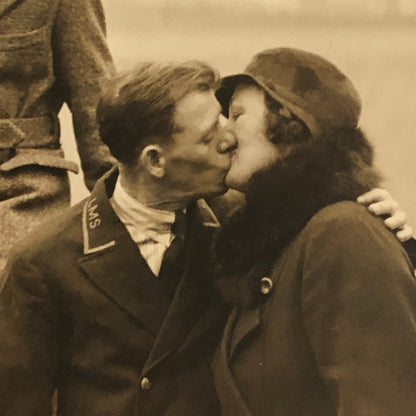 Press Photo Photograph Royal Scot LMS Railway Train Return Couples Kiss 1933