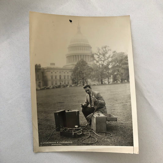 Press Photo Photograph Man Outside US Capitol Building Science Experiment Device