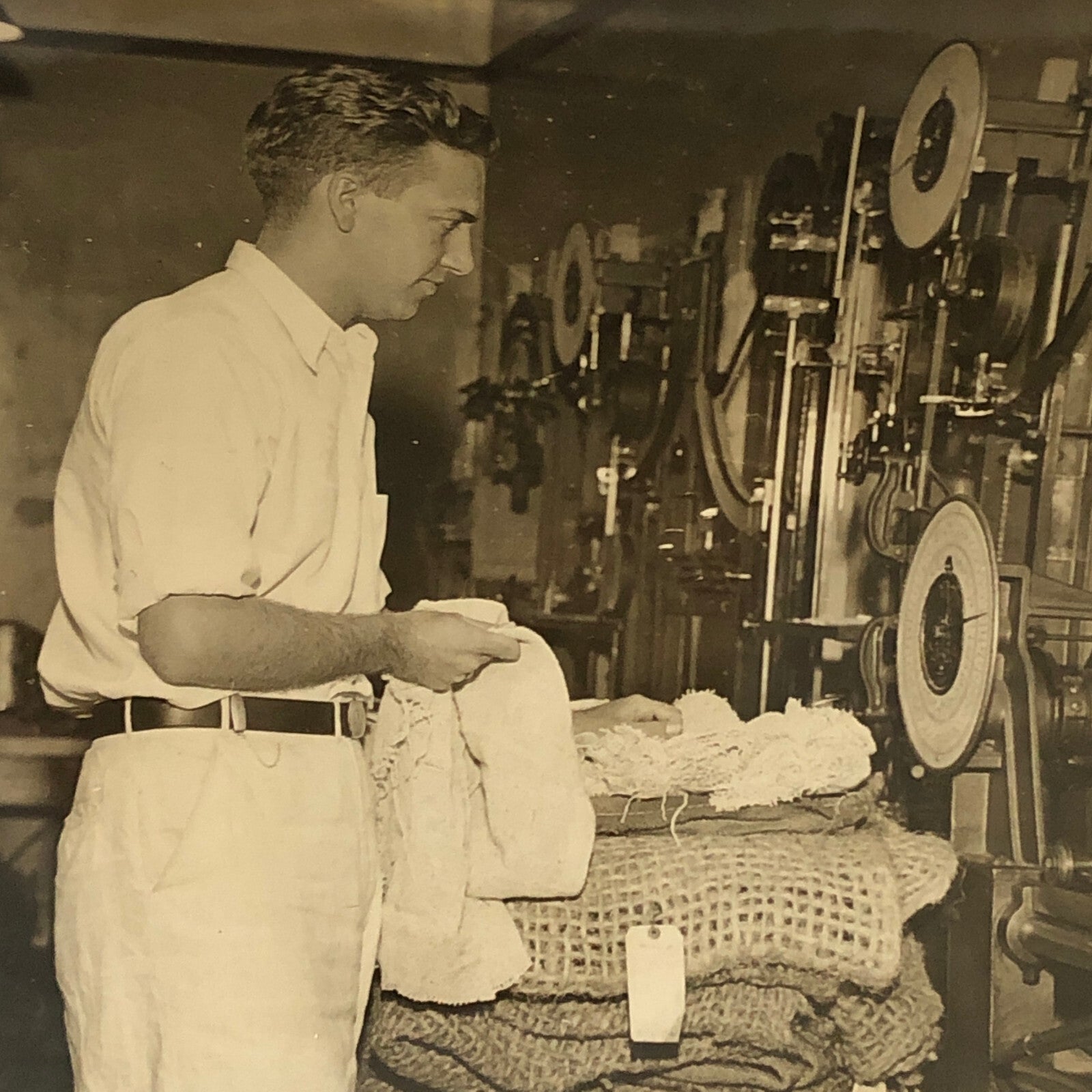 Press Photograph Photo Testing Made in America Cotton Packaging 1933 Underwood