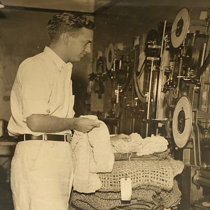 Press Photograph Photo Testing Made in America Cotton Packaging 1933 Underwood