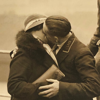 Press Photo Photograph Royal Scot LMS Railway Train Return Couples Kiss 1933