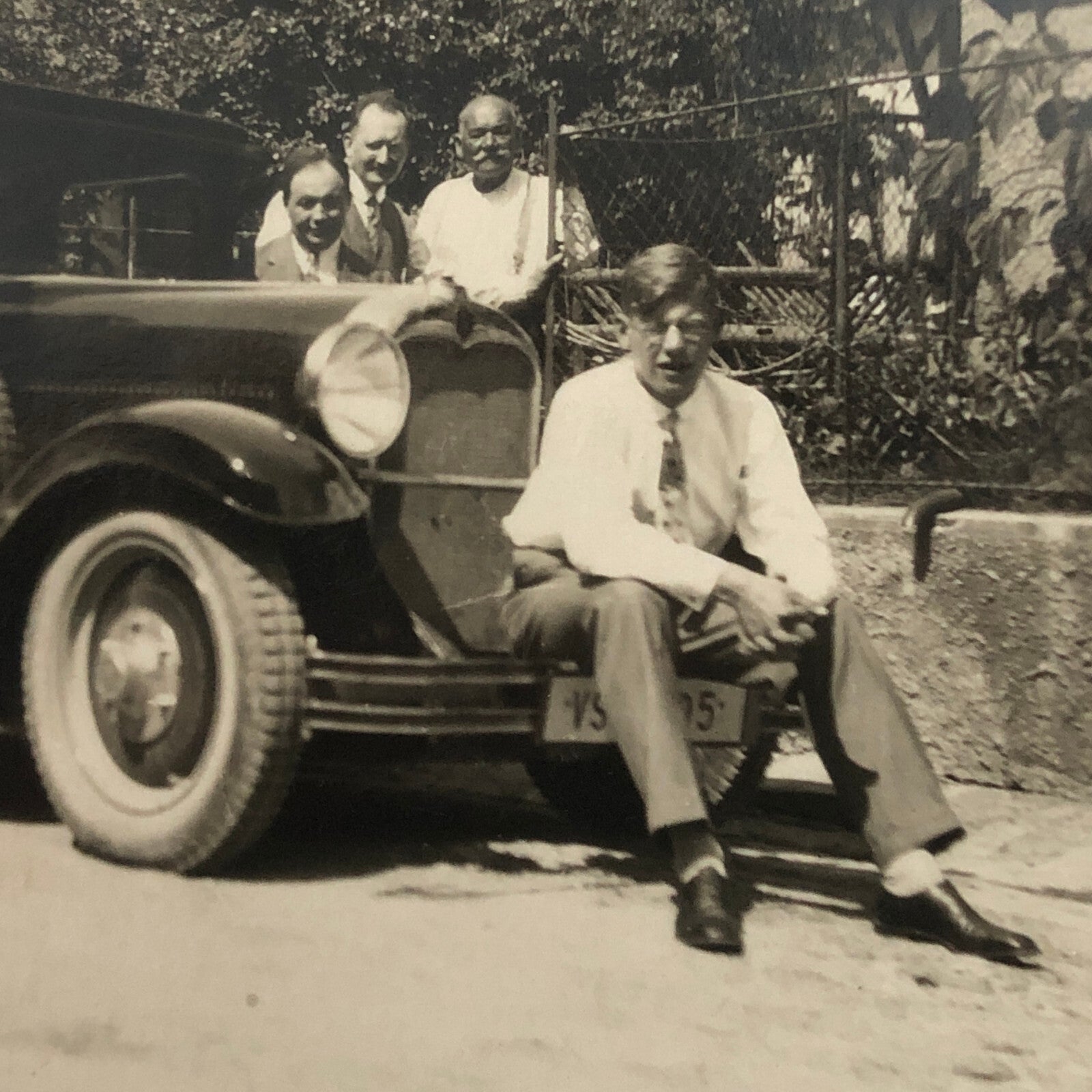 Vintage Photo Photograph Snapshot People Family with Car Automobile  + AL22SM2