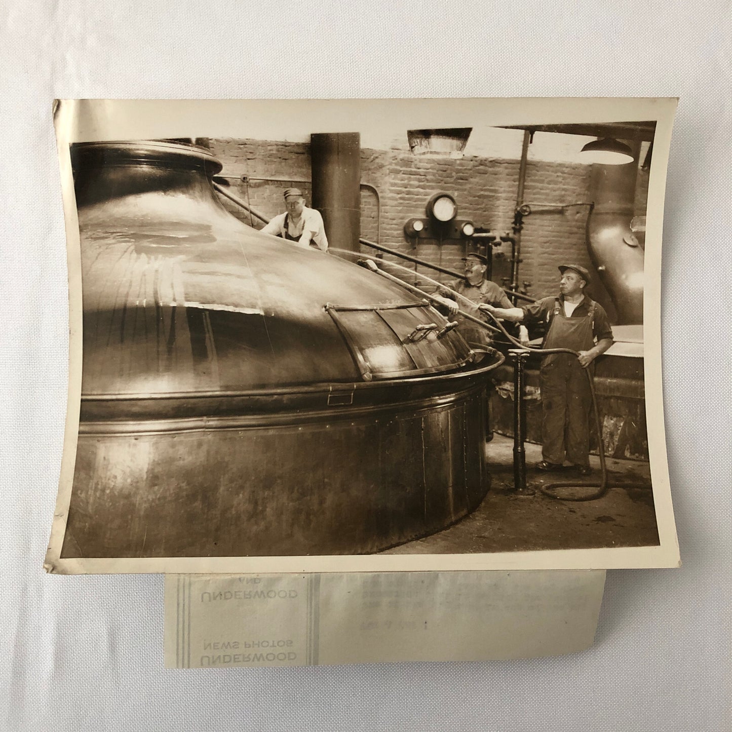 Press Photo Photograph Brewery Vat Tank with Workers Beer Underwood & Underwood