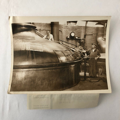 Press Photo Photograph Brewery Vat Tank with Workers Beer Underwood & Underwood