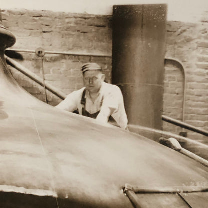 Press Photo Photograph Brewery Vat Tank with Workers Beer Underwood & Underwood