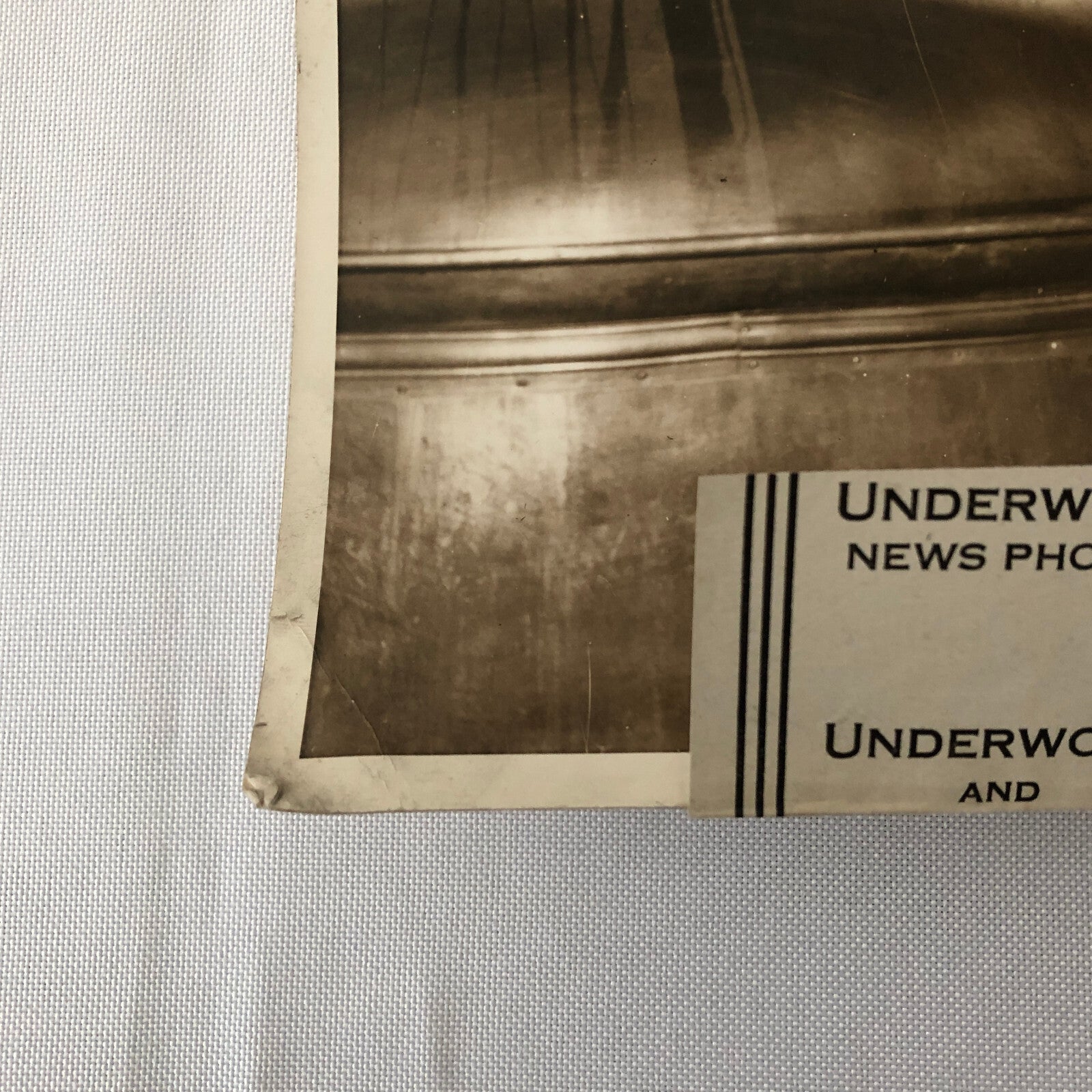 Press Photo Photograph Brewery Vat Tank with Workers Beer Underwood & Underwood