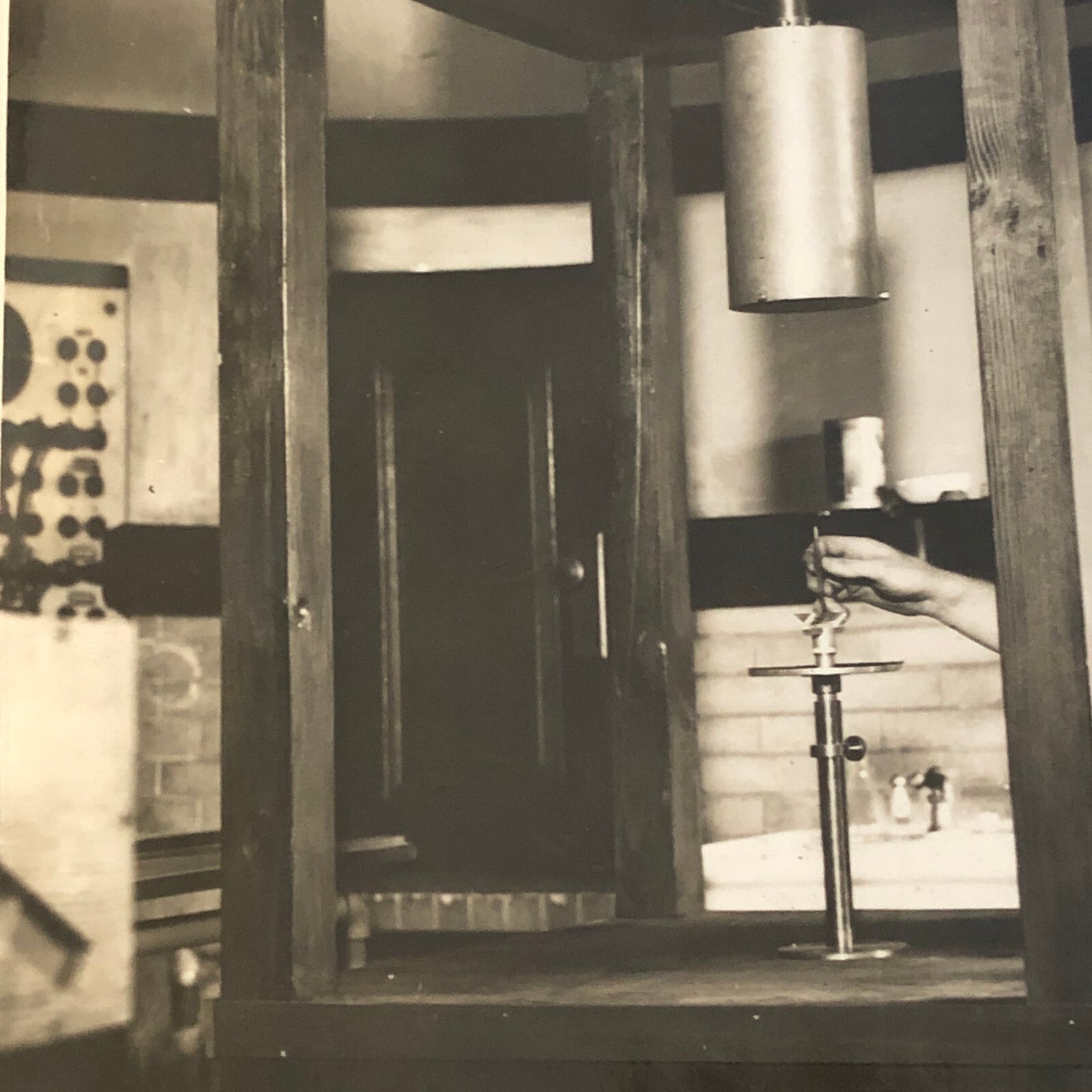 Press Photograph Photo Measuring Radioactive Material Bureau of Standards