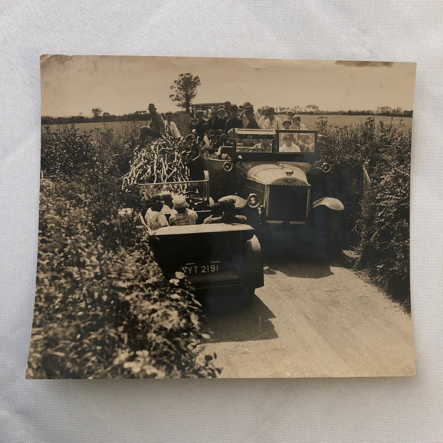Press Photo Photograph Dennis Truck Car Stuck on Narrow Road London Sussex