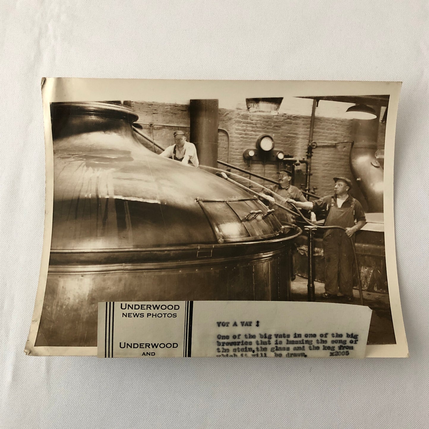 Press Photo Photograph Brewery Vat Tank with Workers Beer Underwood & Underwood