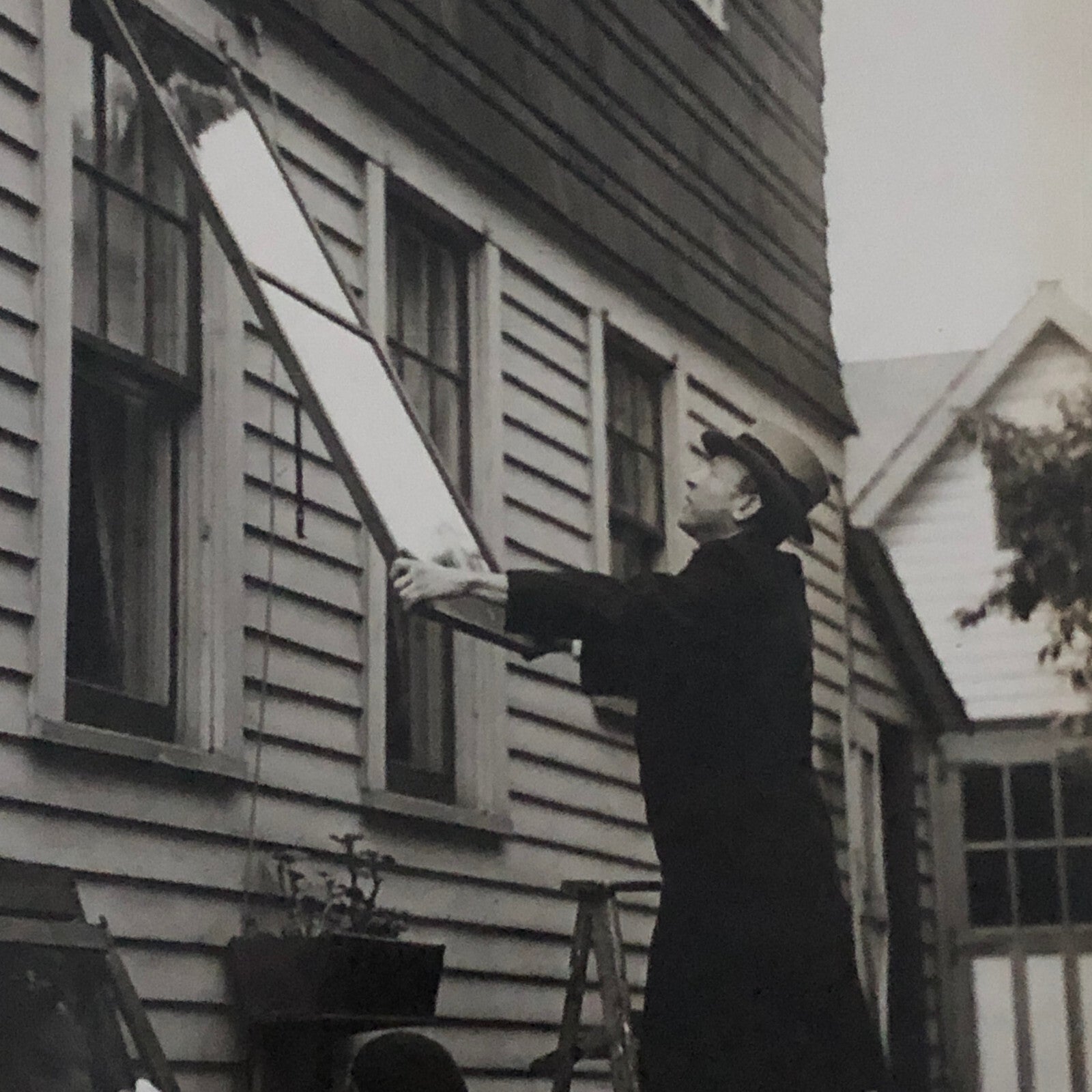 Press Photo Photograph Couple Putting Up Storm Windows Winter Keystone Underwood