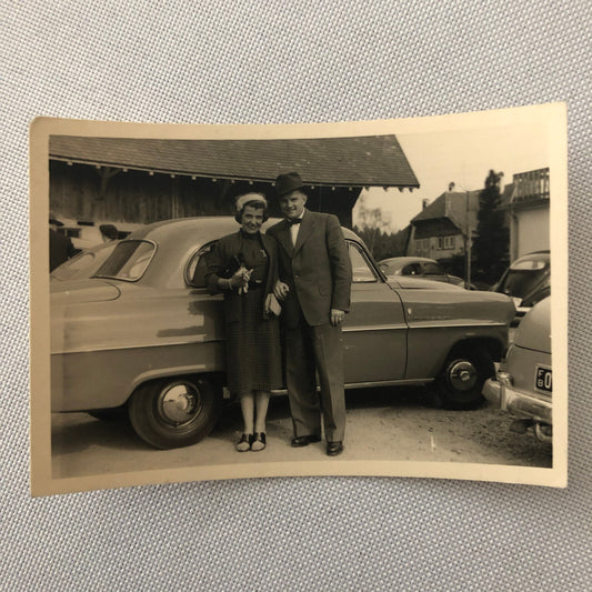Vintage Photo Photograph Snapshot Couple with Car Automobile AL22SM2