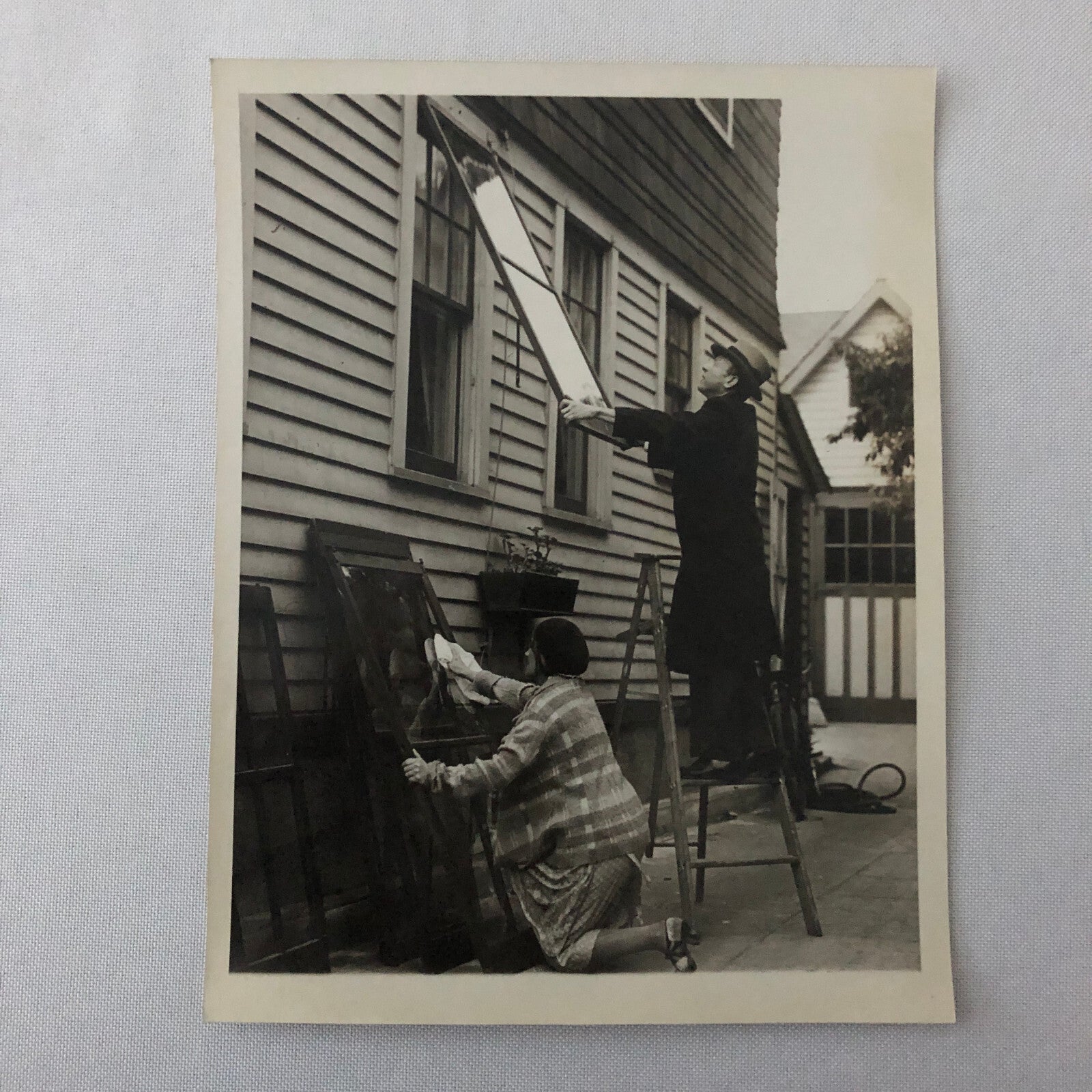 Press Photo Photograph Couple Putting Up Storm Windows Winter Keystone Underwood