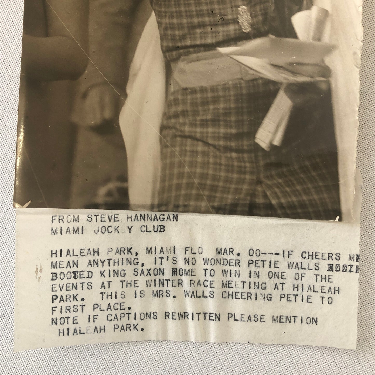 Press Photo Photograph Hialeah Park Miami Horse Racing Fan Cheering King Saxon