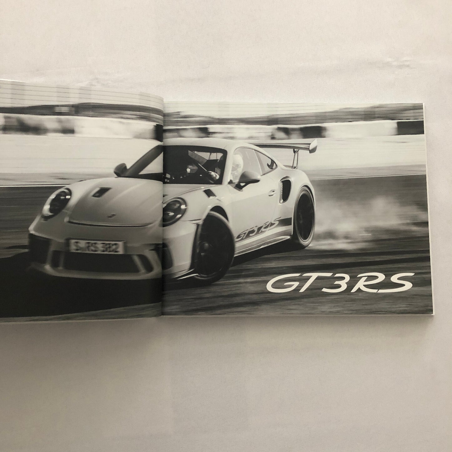Porsche 911 GT3 RS Sales Brochure Catalog Hardbound Book Porsche GT3RS GERMAN