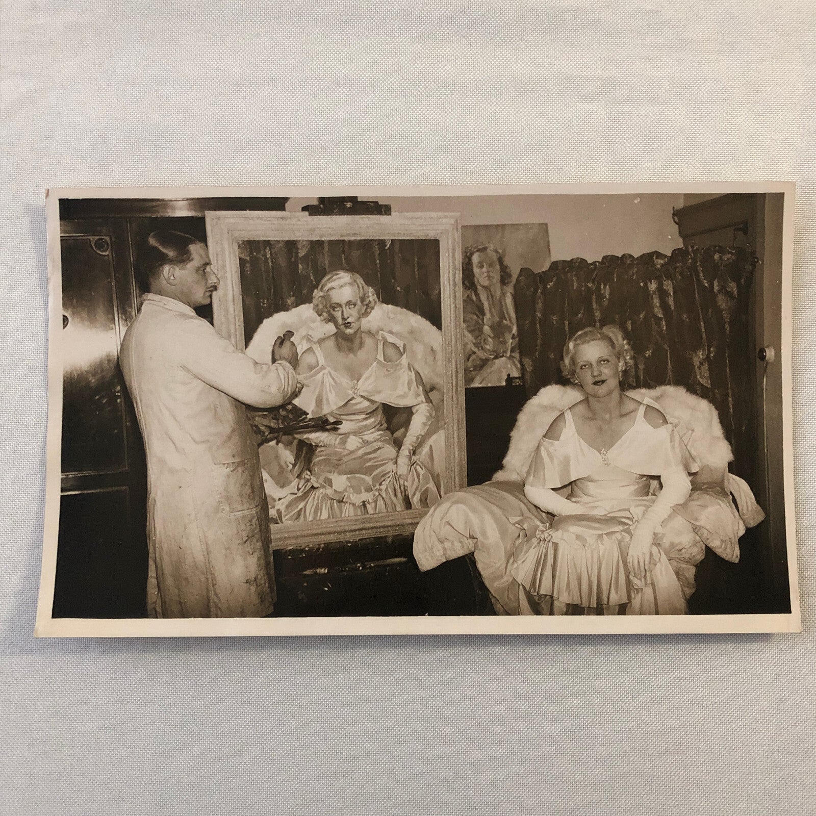 Vintage Press Photo Photograph Leslie Foot Paints Portrait Rita Cooper Actress