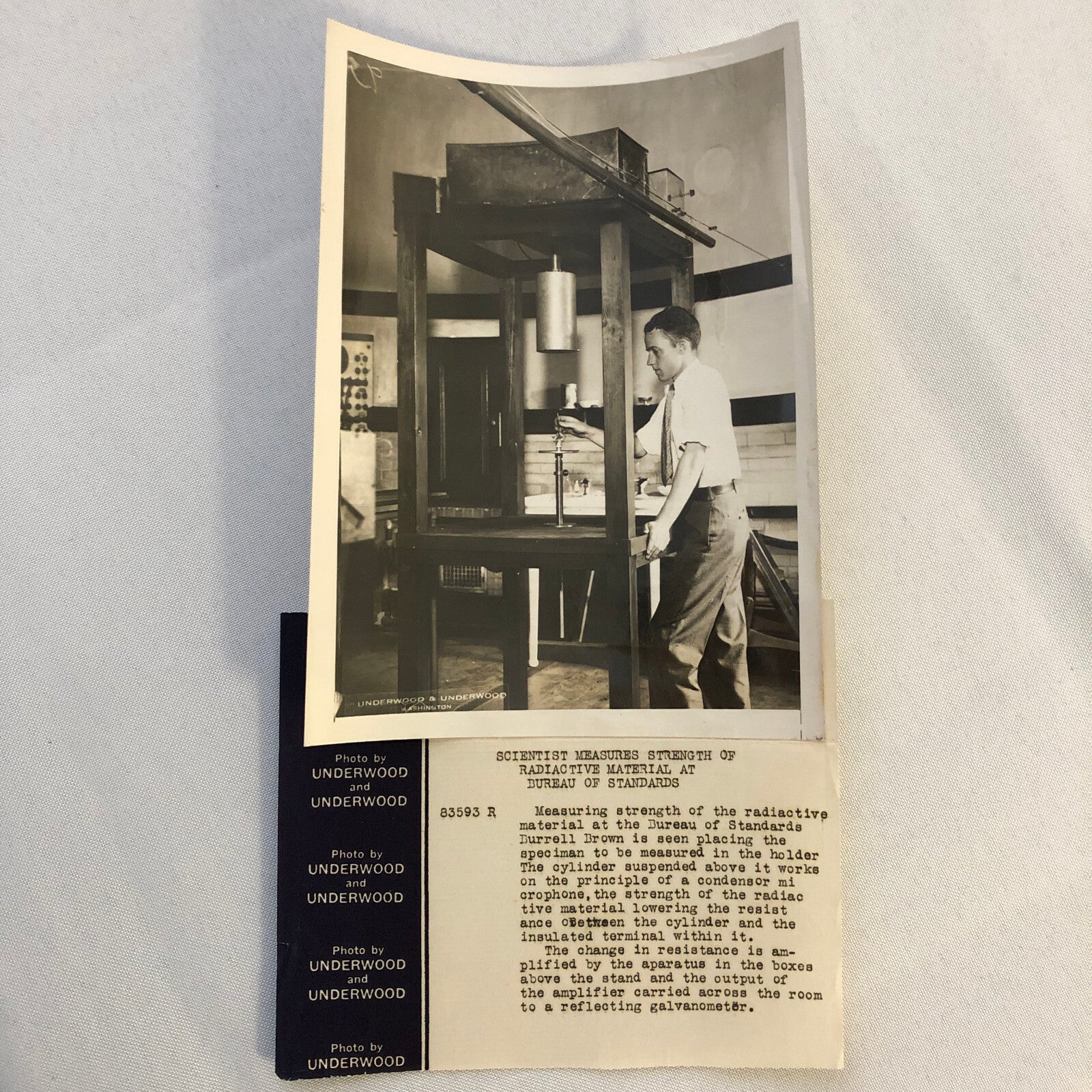 Press Photograph Photo Measuring Radioactive Material Bureau of Standards