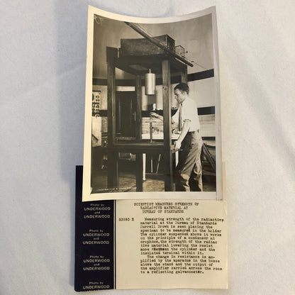 Press Photograph Photo Measuring Radioactive Material Bureau of Standards