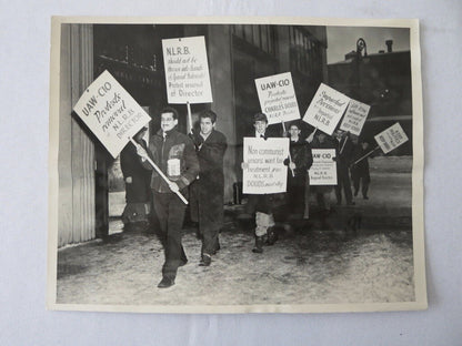 1945 Press Photo UAW CIO Workers Protest Charles T. Douds Labor Photograph