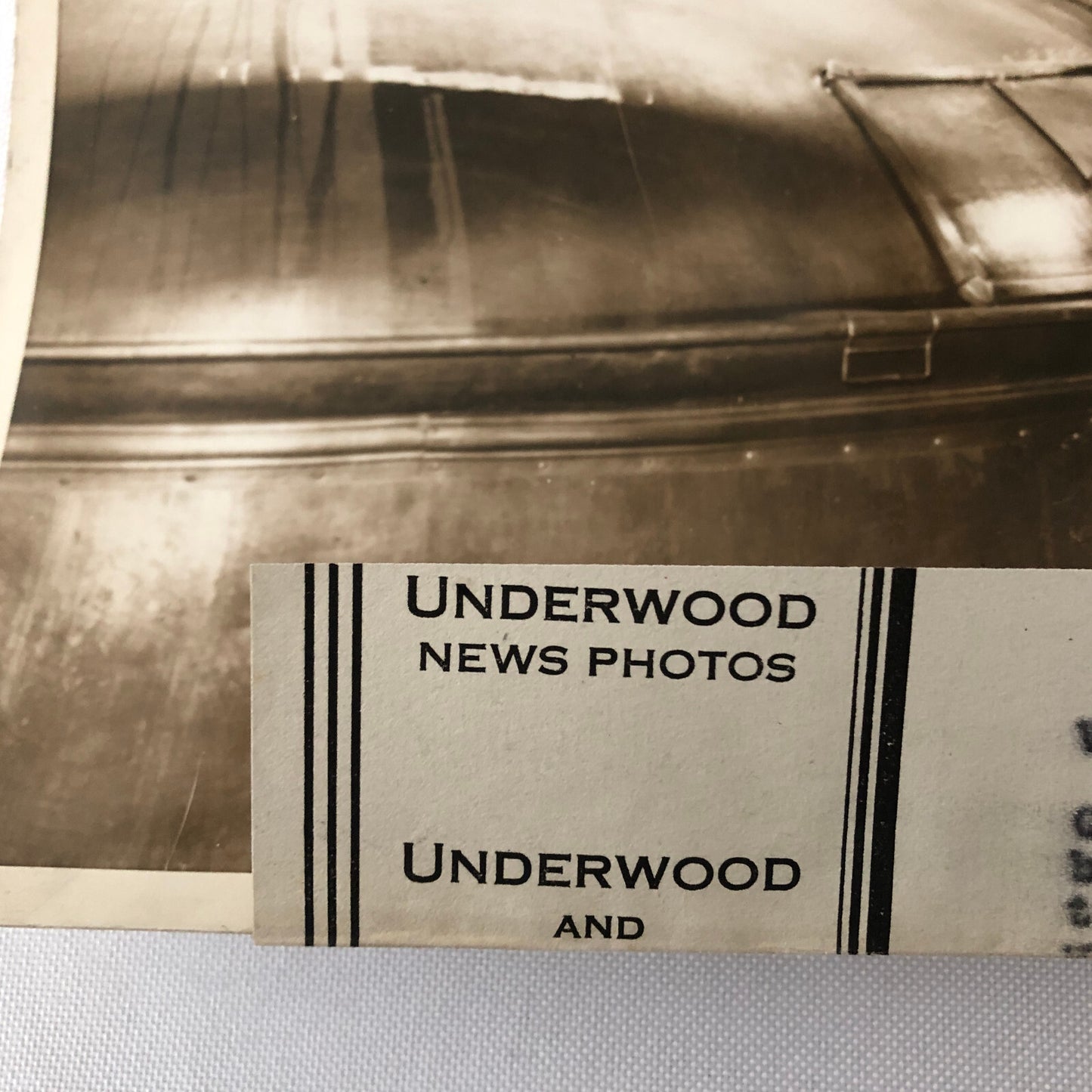 Press Photo Photograph Brewery Vat Tank with Workers Beer Underwood & Underwood