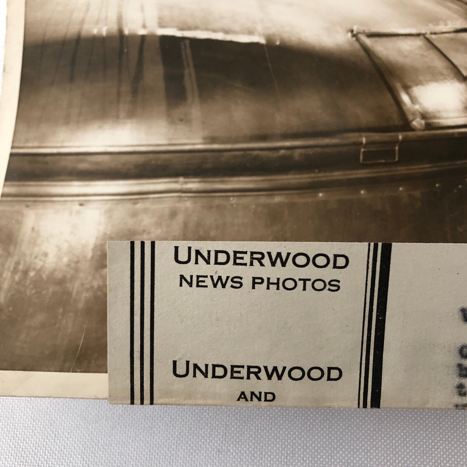 Press Photo Photograph Brewery Vat Tank with Workers Beer Underwood & Underwood