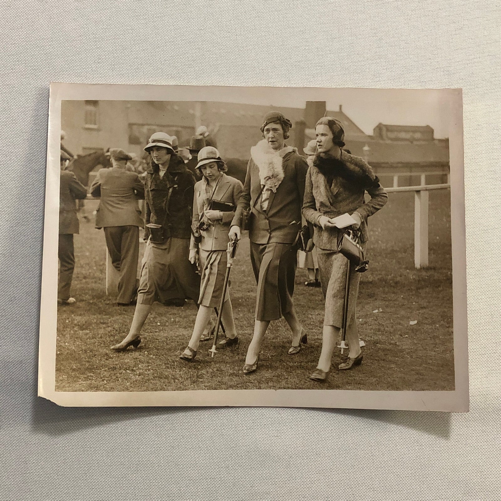 Press Photo Photograph Ladies at Horse Racing Edinburgh 1933 Underwood Photo
