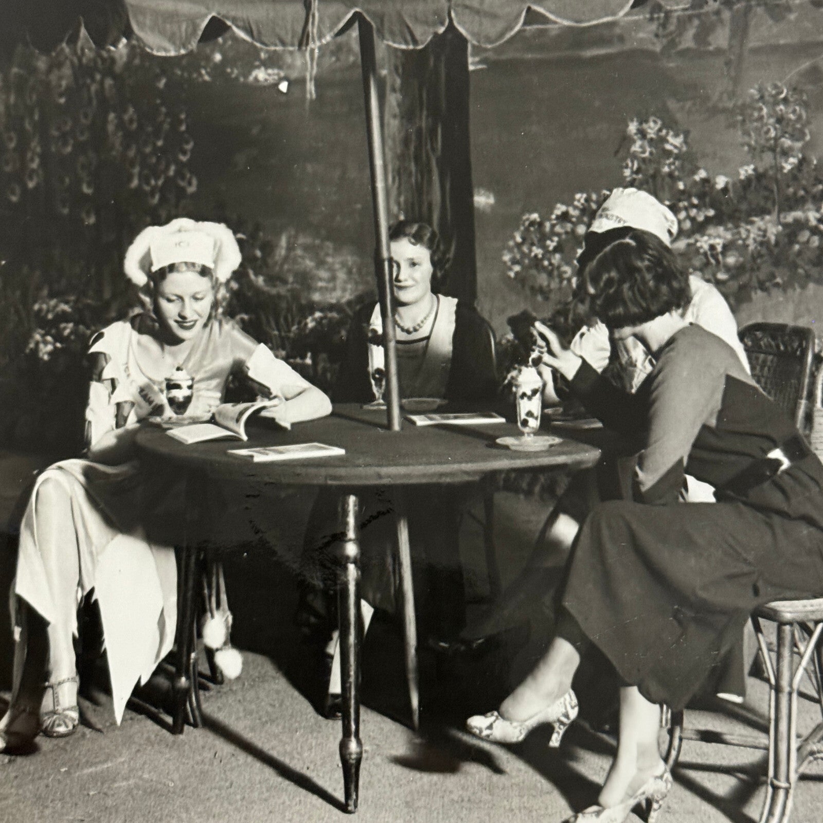 Vintage Press Photo Photograph British Beautiful Women at Ice Cream Exhibition