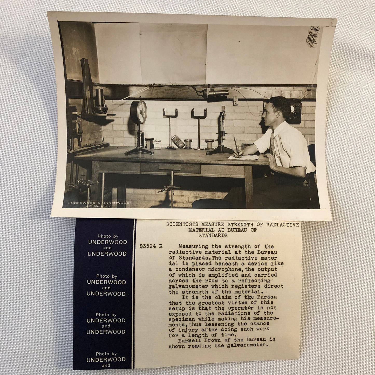 Press Photograph Photo Measuring Radioactive Material Bureau of Standards