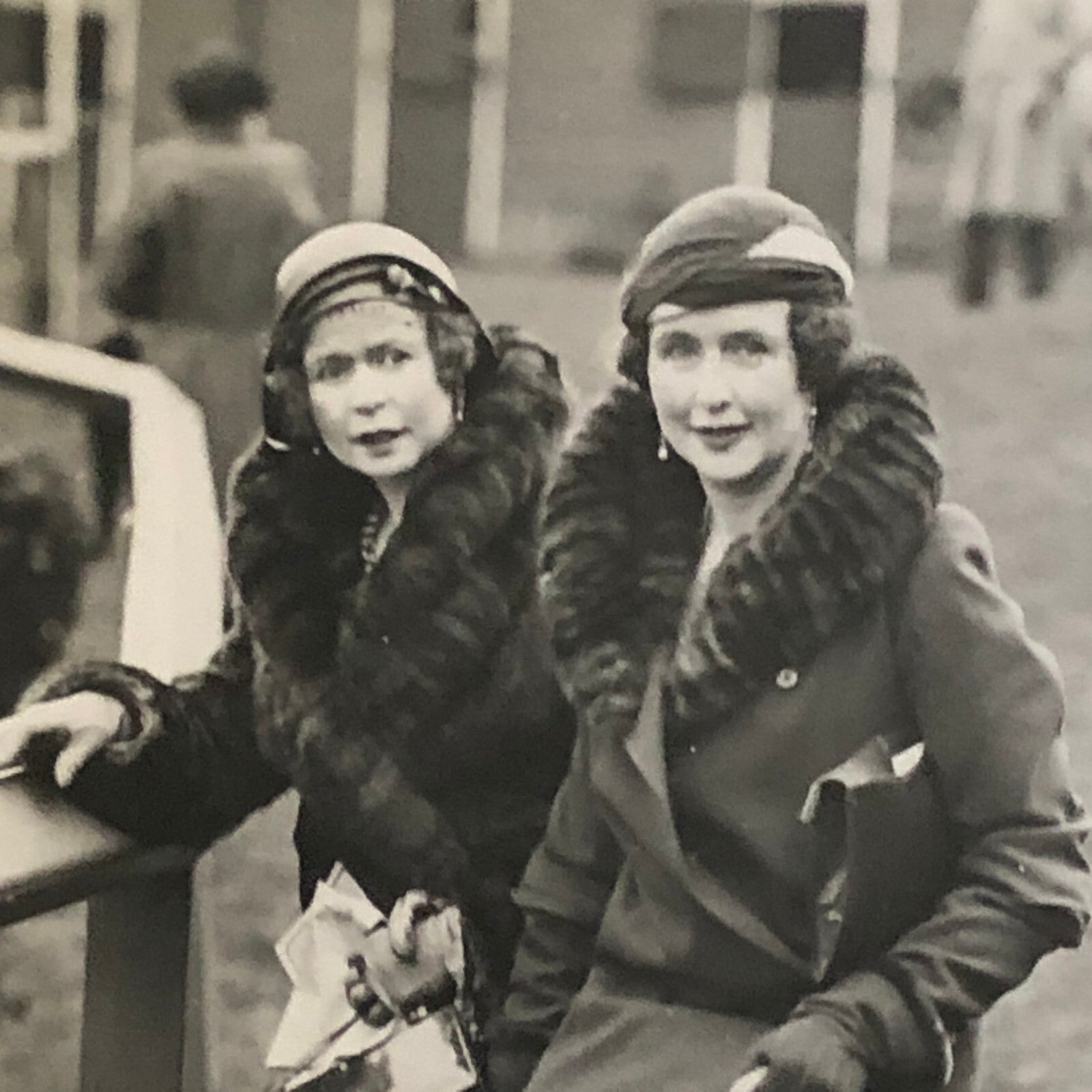 Vintage Press Photo Photograph Military Meeting at Sandown Park UK Women UK
