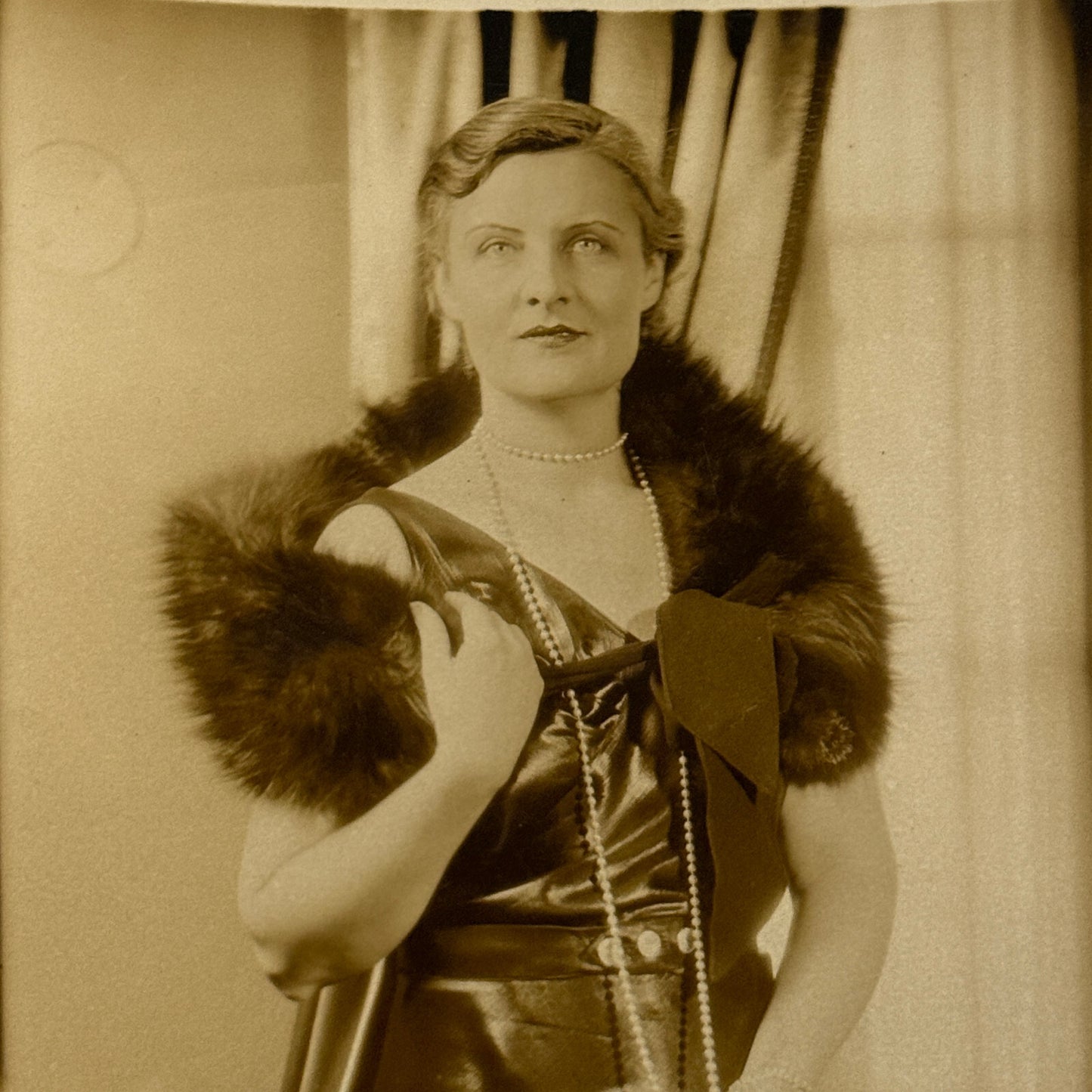 1934 Press Photo Photograph Wife of League of Nations Official with Dog