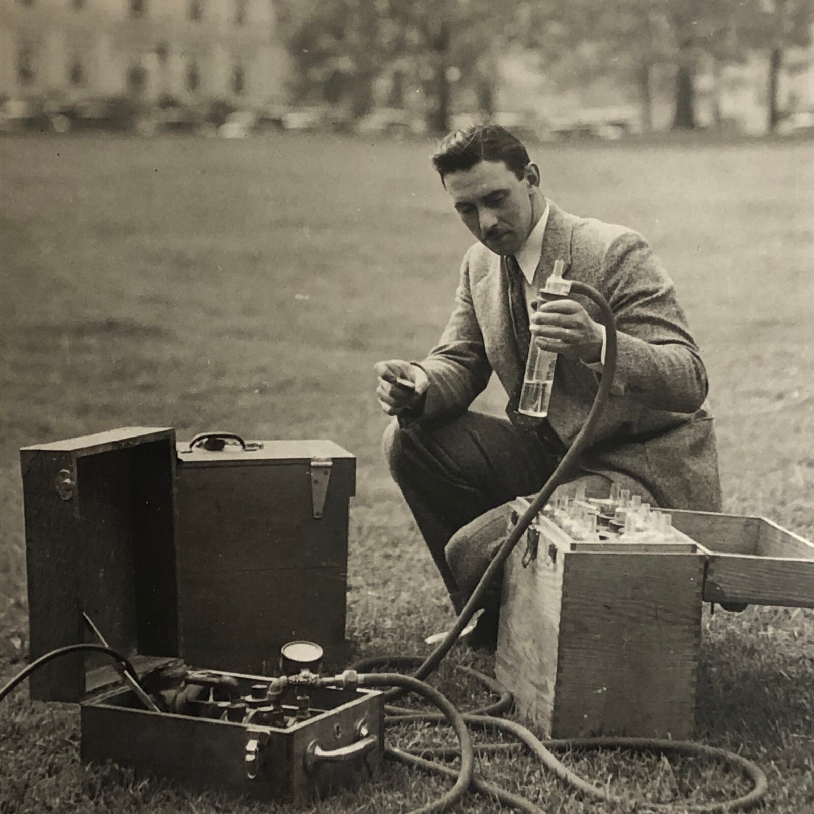 Press Photo Photograph Man Outside US Capitol Building Science Experiment Device