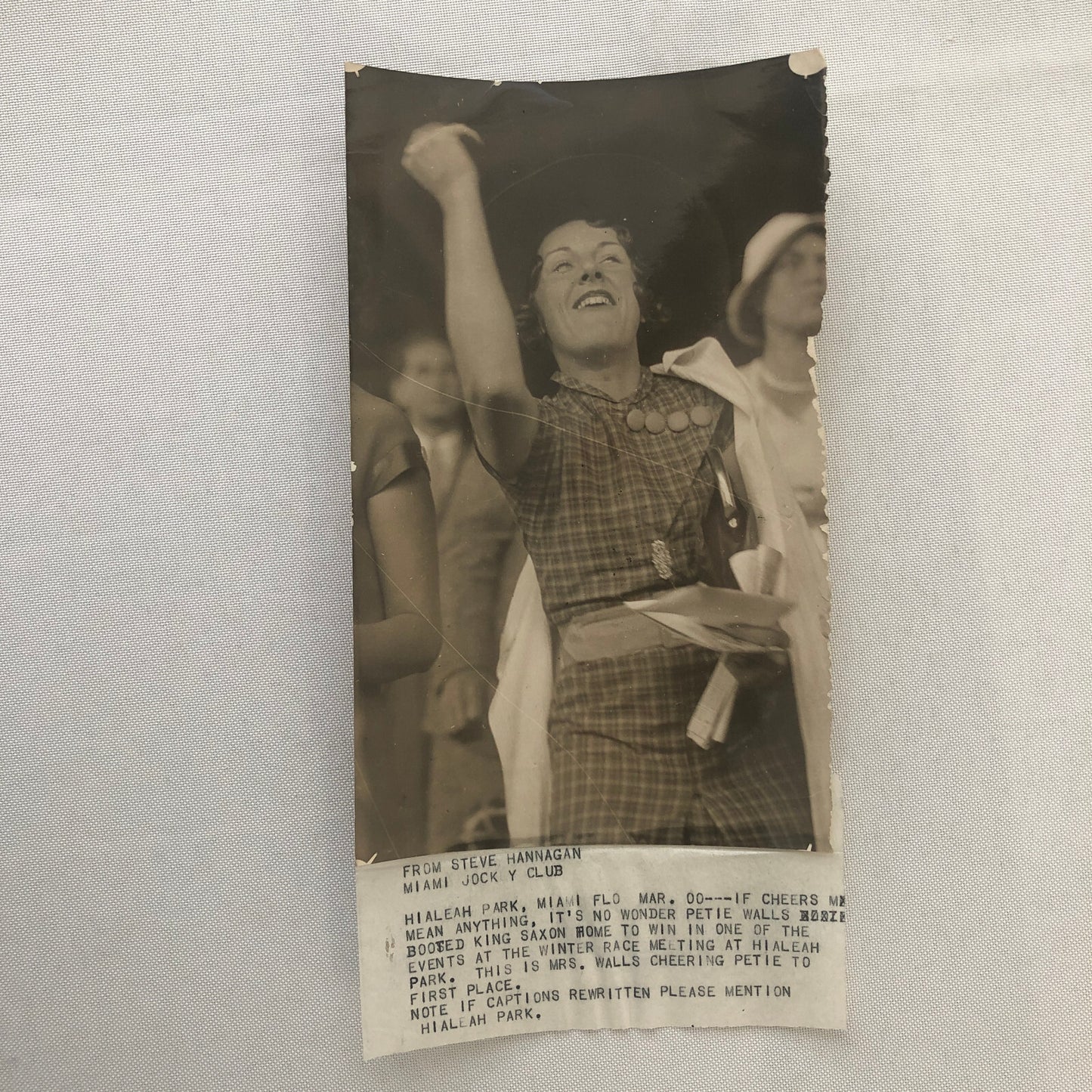 Press Photo Photograph Hialeah Park Miami Horse Racing Fan Cheering King Saxon
