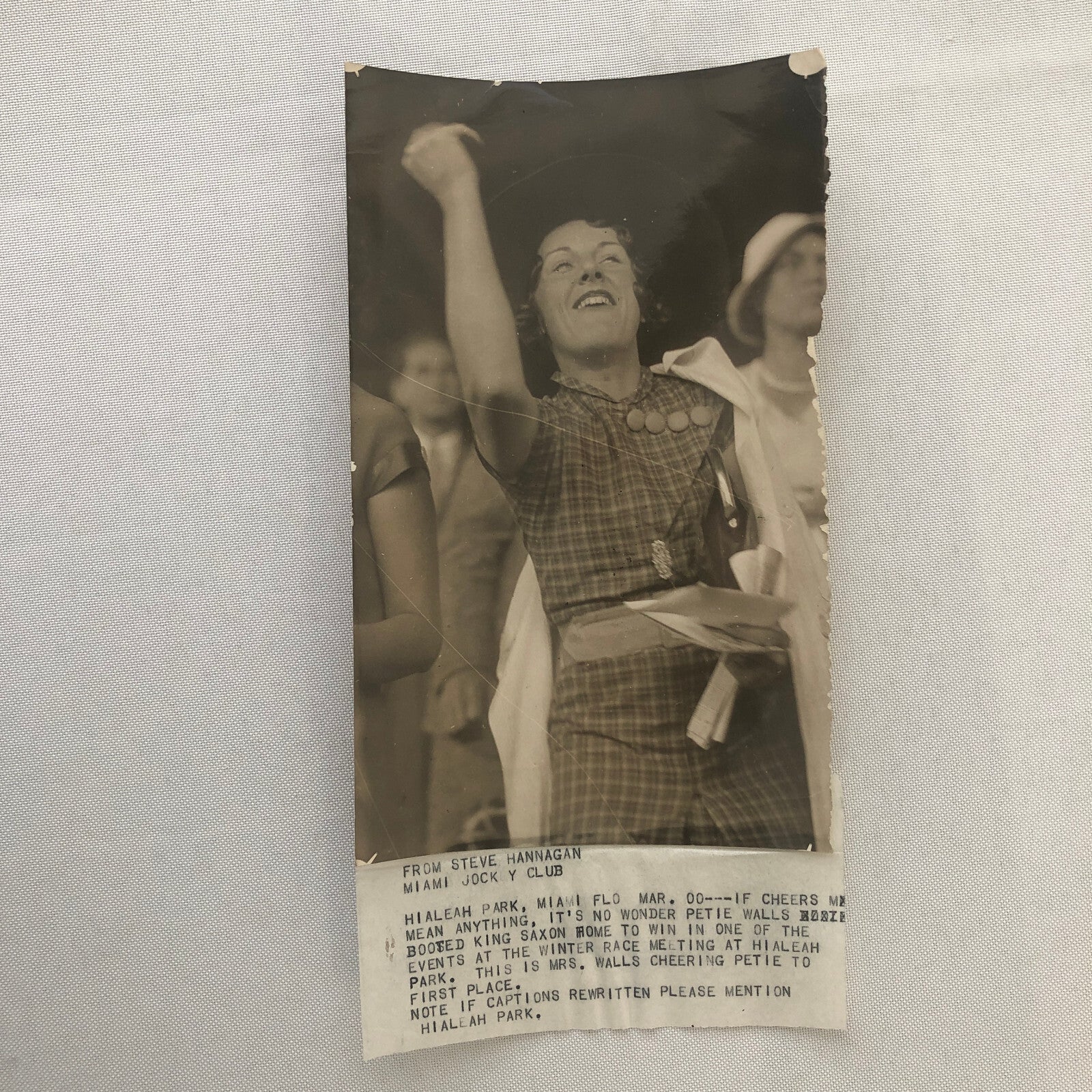 Press Photo Photograph Hialeah Park Miami Horse Racing Fan Cheering King Saxon