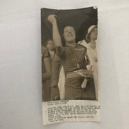 Press Photo Photograph Hialeah Park Miami Horse Racing Fan Cheering King Saxon