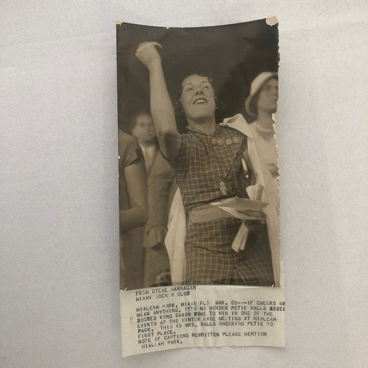 Press Photo Photograph Hialeah Park Miami Horse Racing Fan Cheering King Saxon