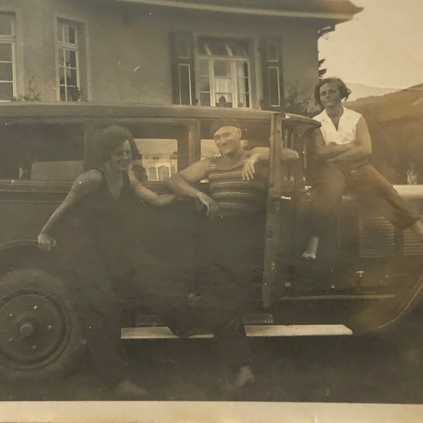 Vintage Photo Photograph Lot People with Anique Car Automobile AL22SM1
