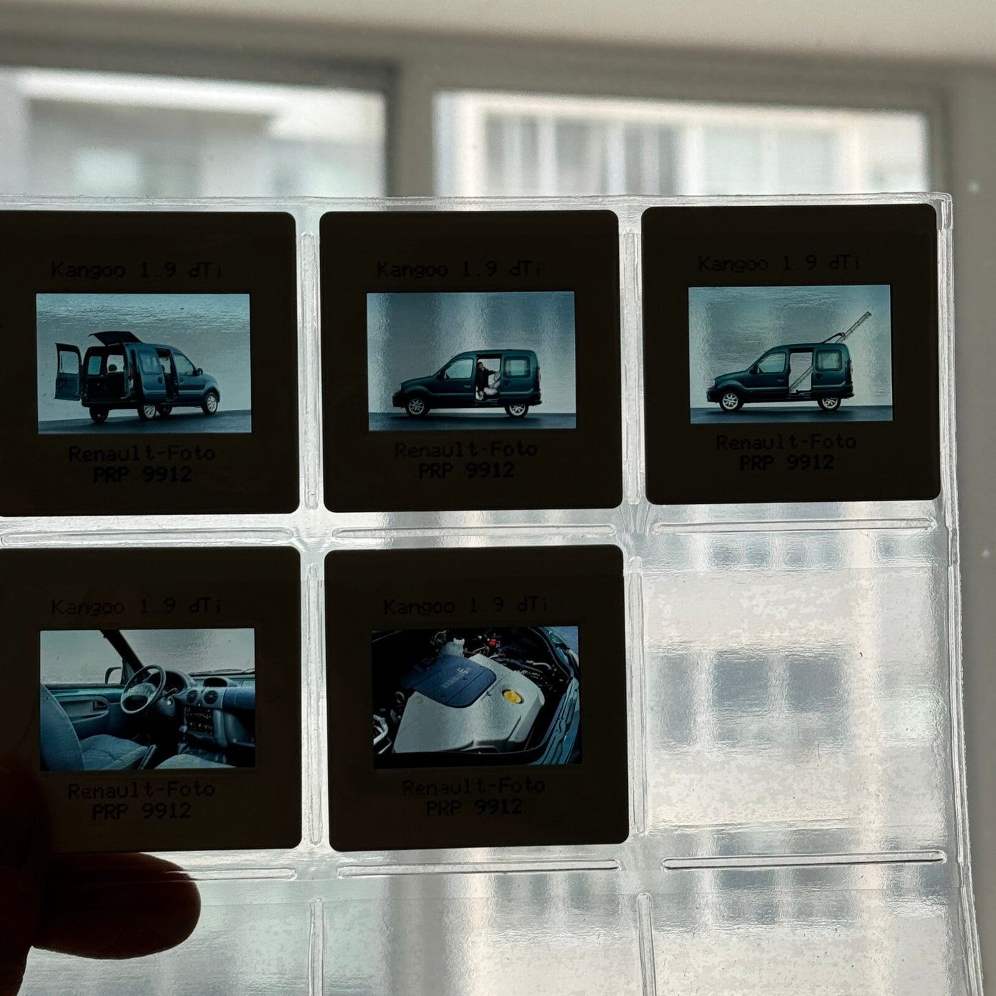 2000 Renault Kangaroo Press Kit with 35mm Photo Slides German Text European