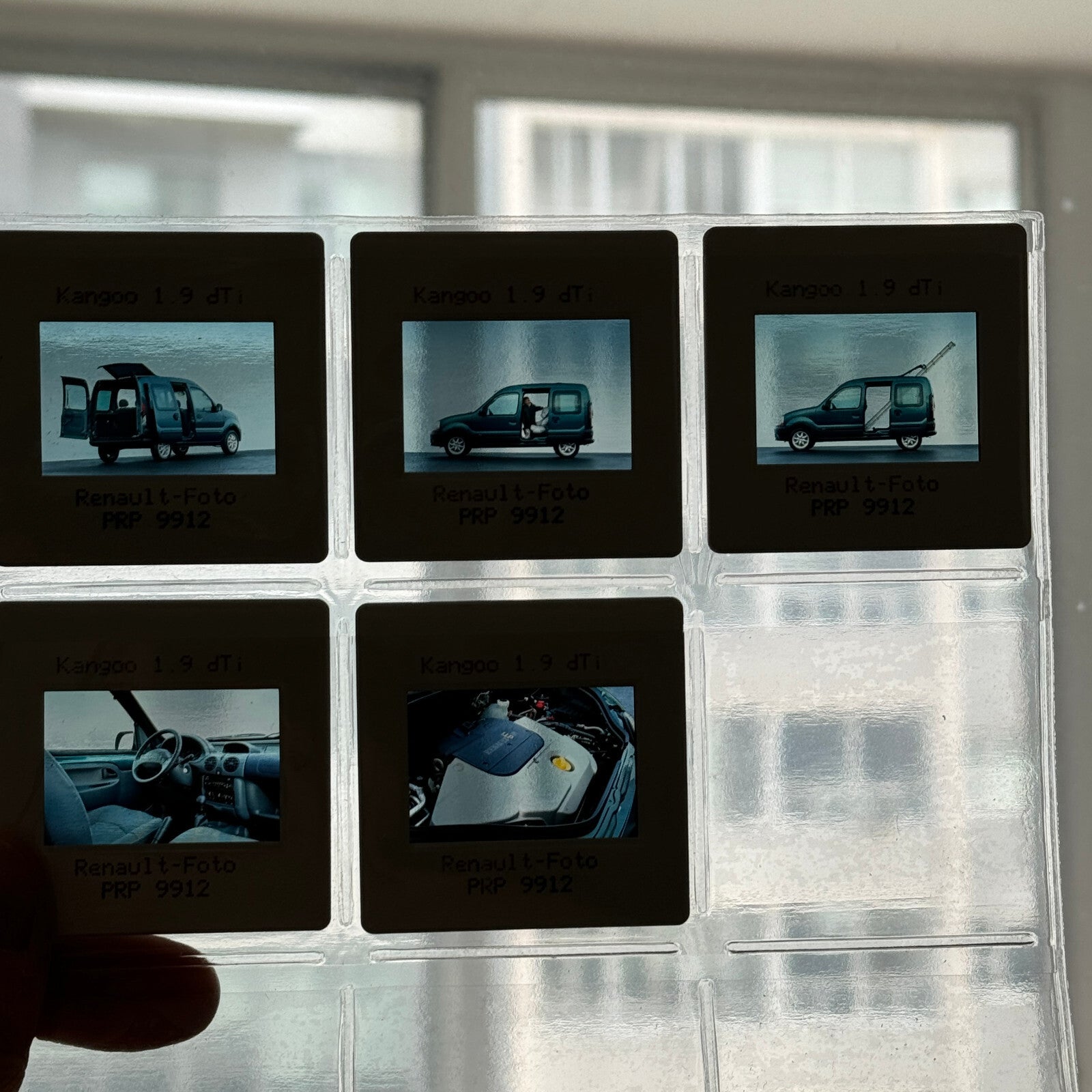 2000 Renault Kangaroo Press Kit with 35mm Photo Slides German Text European