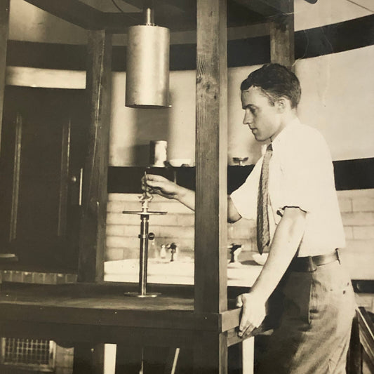 Press Photograph Photo Measuring Radioactive Material Bureau of Standards