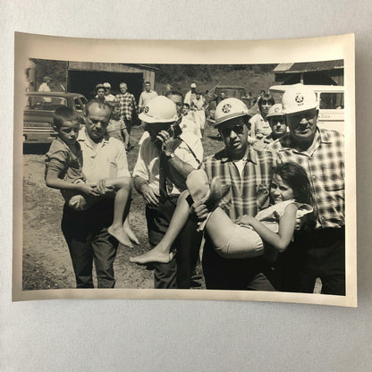 Vintage Press Photo Photograph - Rescue Workers Carrying Children Disaster 