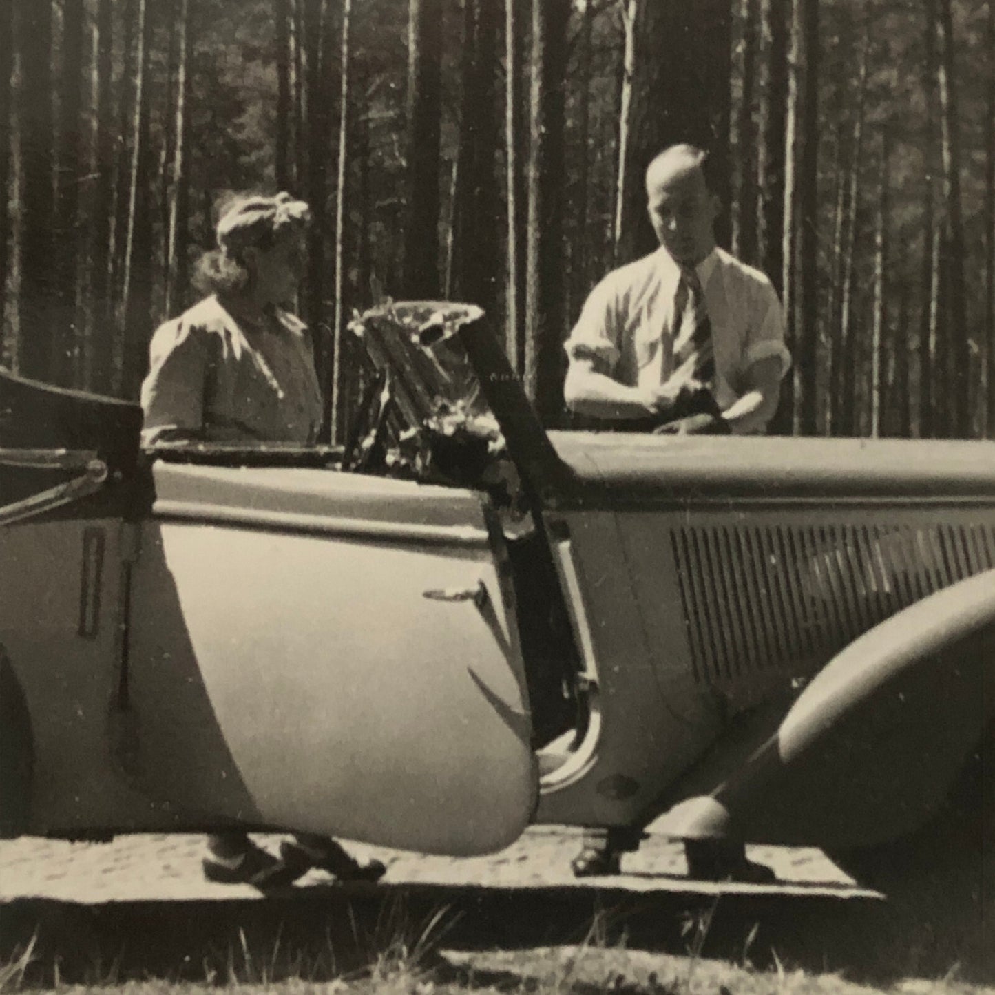 Vintage Photo Photograph Snapshot People with Car Automobile  + AL22SM2