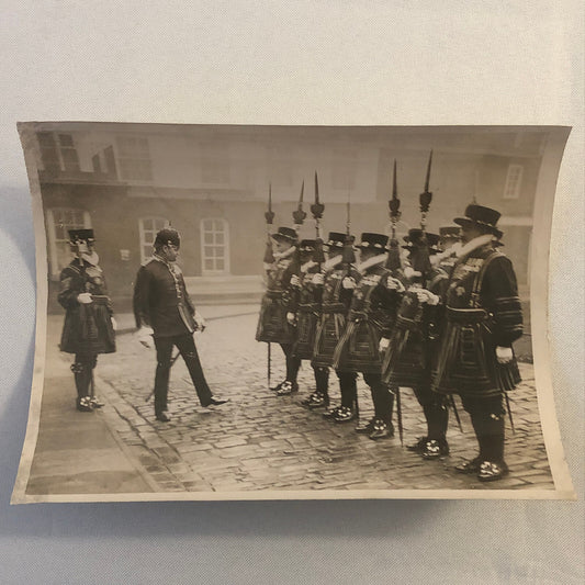 Press Photo Photograph Tower of London Beefeaters Guards 1931 Christmas Day