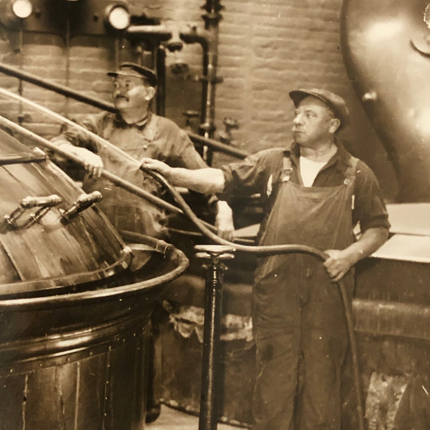 Press Photo Photograph Brewery Vat Tank with Workers Beer Underwood & Underwood