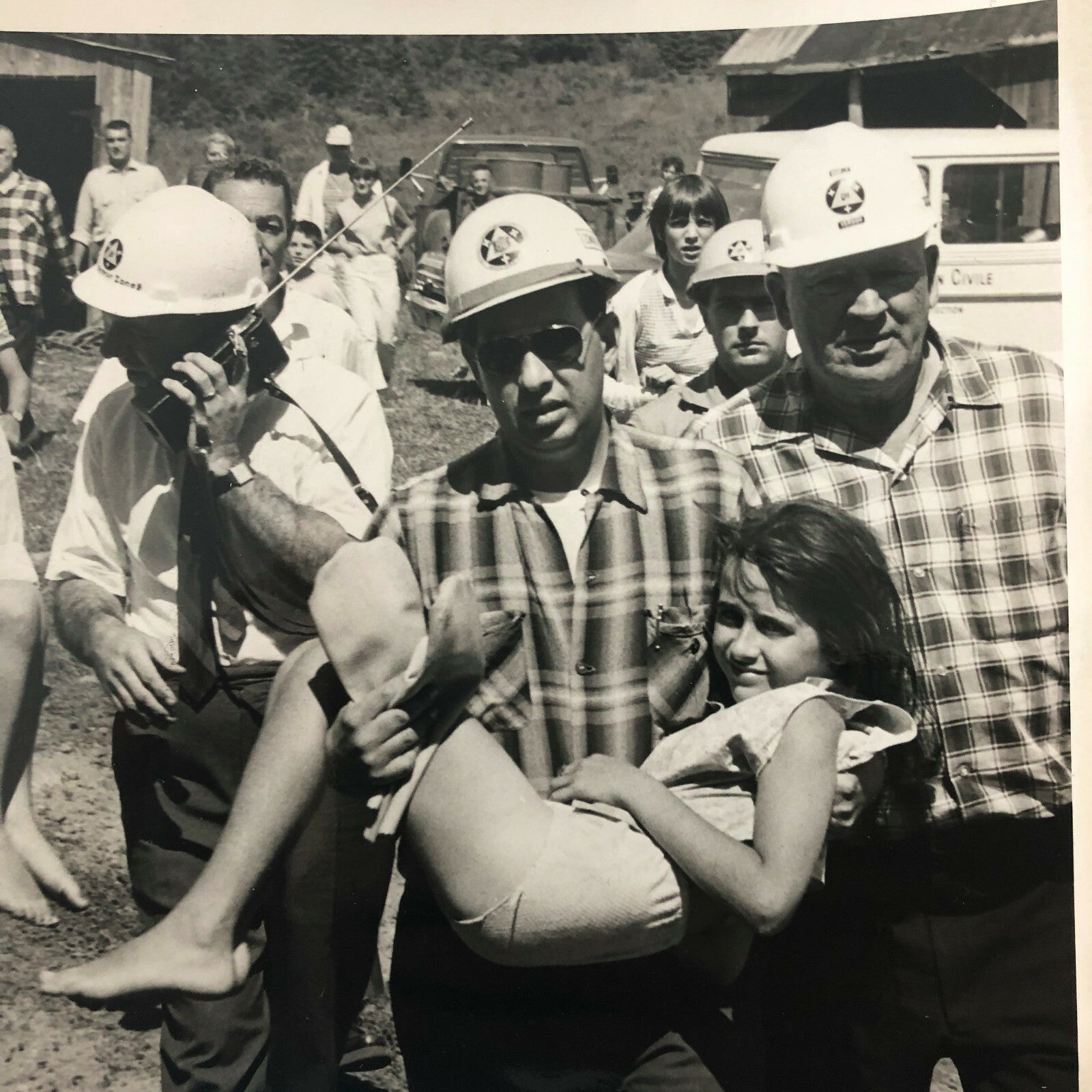 Vintage Press Photo Photograph - Rescue Workers Carrying Children Disaster 