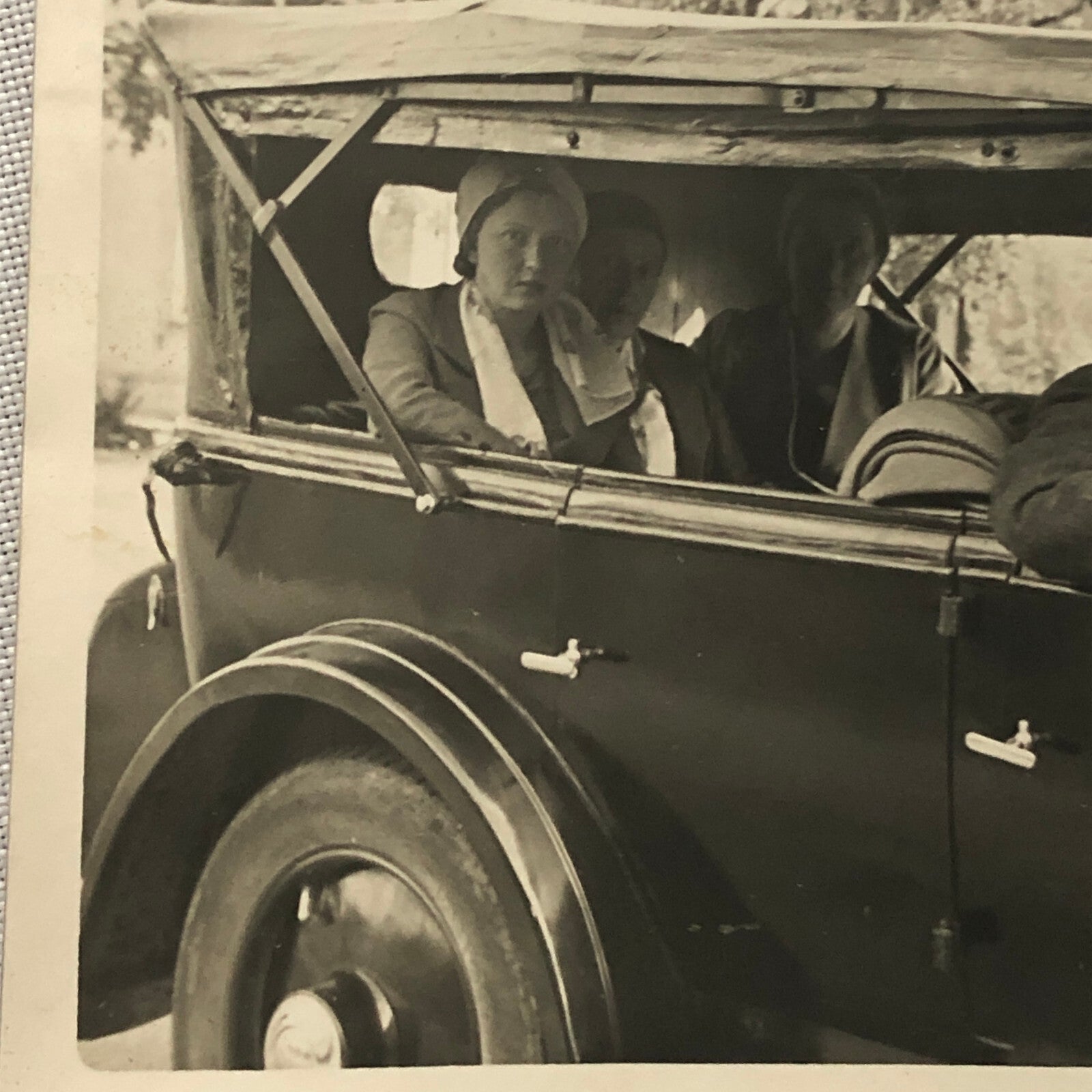 Vintage Photo Photograph People in Early Car Automobile + AL22SM2